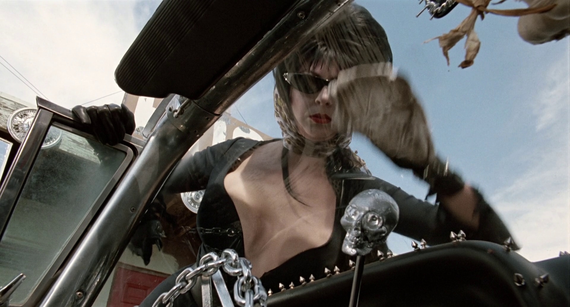 销魂天师/义胆游龙 Elvira.Mistress.of.the.Dark.1988.1080p.BluRay.x264.DTS-FGT 8.75GB-3.jpg