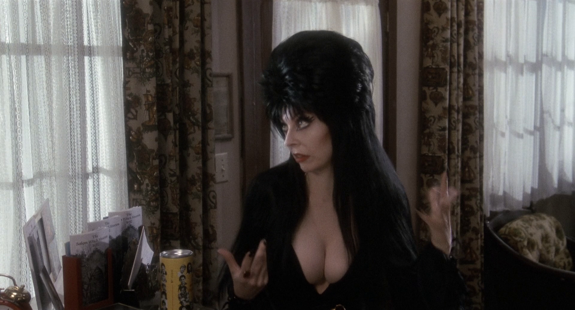 销魂天师/义胆游龙 Elvira.Mistress.of.the.Dark.1988.1080p.BluRay.x264.DTS-FGT 8.75GB-4.jpg